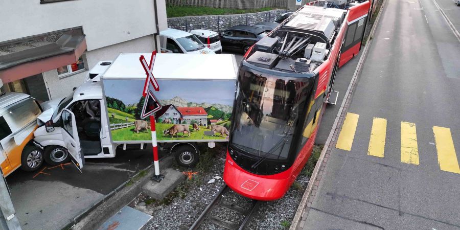 Für die Bergungsarbeiten wurde die Hauptstrasse gesperrt.