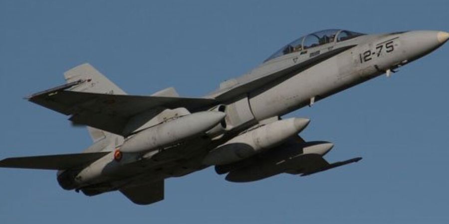 ARCHIV - Eine F-18 der Luftwaffe begleitet ein Flugzeug von Air Canada, das auf dem Flughafen Barajas notlanden musste. Das Flugzeug mit 130 Passagieren an Bord ist wegen eines beschäd...