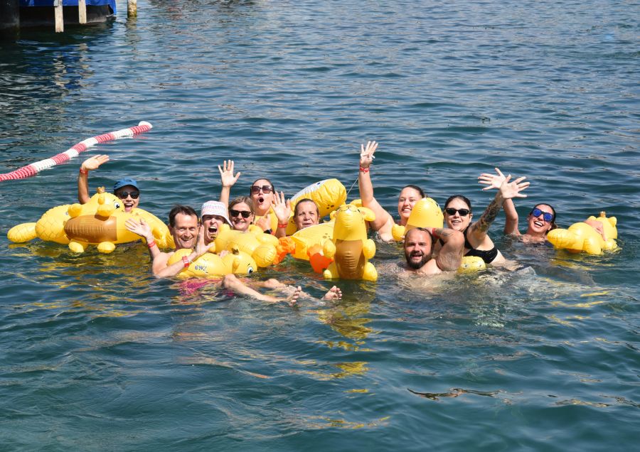 Die Limmatcrushers – eine Gruppe aufgestellter Schwimmerinnen und Schwimmer, die dieses Limmatschwimmen in vollen Zügen genossen.
