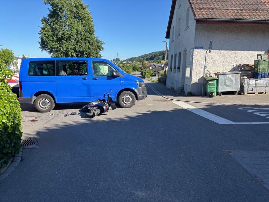 Der Autofahrer nahm dem Roller den Vortritt.