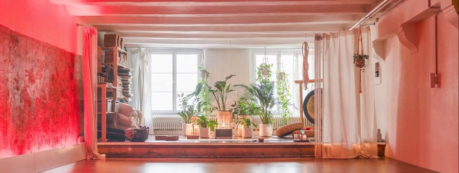 «Wenn Kinder früh lernen, ihren Körper zu spüren, entwickeln sie etwas, das weit über Bewegung hinausgeht: Vertrauen in sich selbst», so die Yogalehrerin.
