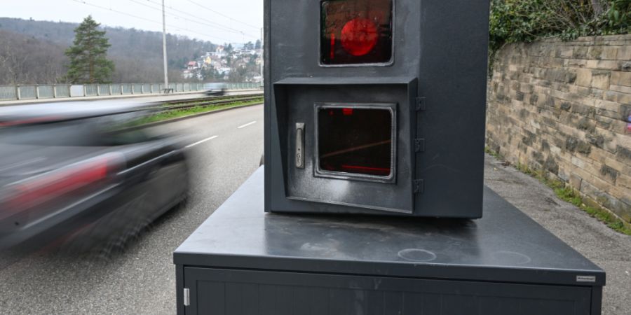 Ein 20-jähriger Autolenker ist in Ittigen mit überhöhter Geschwindigkeit in eine Radarkontrolle geraten. (Symbolbild)