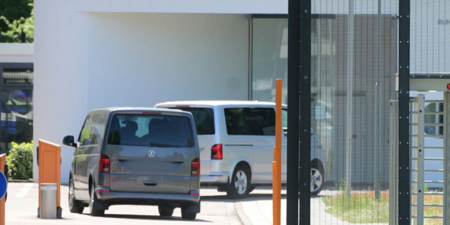 Fahrzeuge kommen am Bundesgerichtshof an. Die Bundesanwaltschaft hat in Berlin einen mutmaßlichen Spion festnehmen lassen, der für Russland tätig gewesen sein soll. Foto: Rene Priebe...
