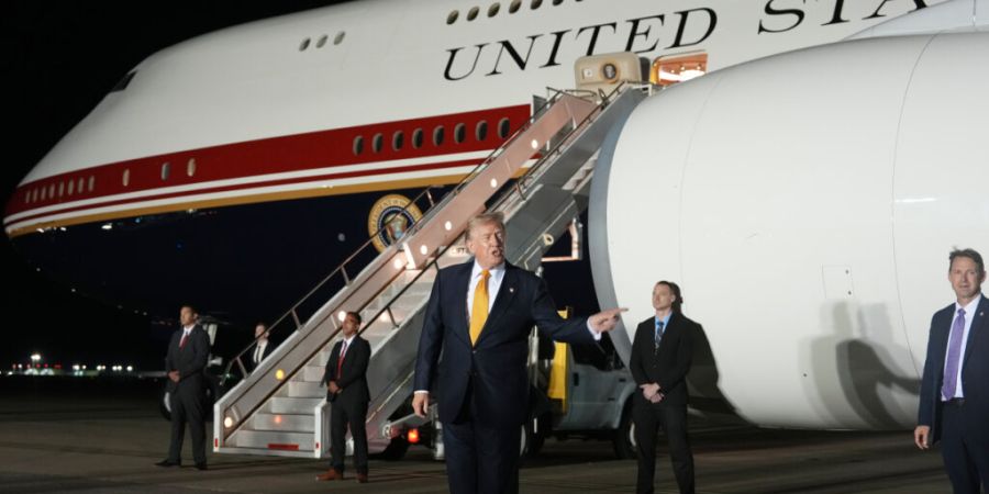 ARCHIV - US-Präsident Donald Trump beim Flugzeug-Wechsel auf dem Rückweg vom Nato-Gipfel in Ankara nach Washington auf der US-Luftwaffenbasis RAF Mildenhall in Suffolk. Foto: Alex Bra...