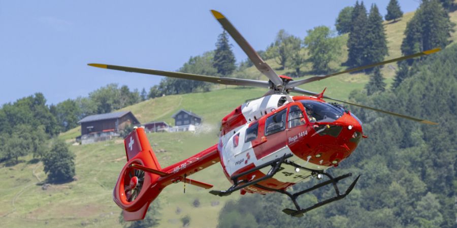 Ein Rega-Helikopter brachte eine in Interlaken schwer verletzte Velofahrerin ins Spital. (Archivbild)