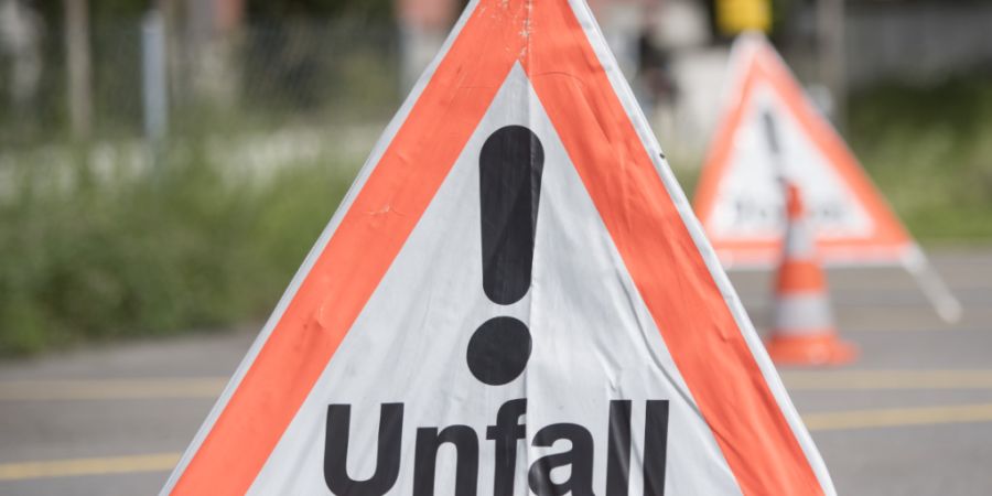 Eine Autofahrerin prallte am Donnerstag zwischen Gurmels und Düdingen frontal in ein Landwirtschaftsfahrzeug. (Symbolbild)