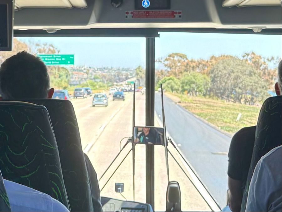 Mit dem Bus geht es zum Flughafen.