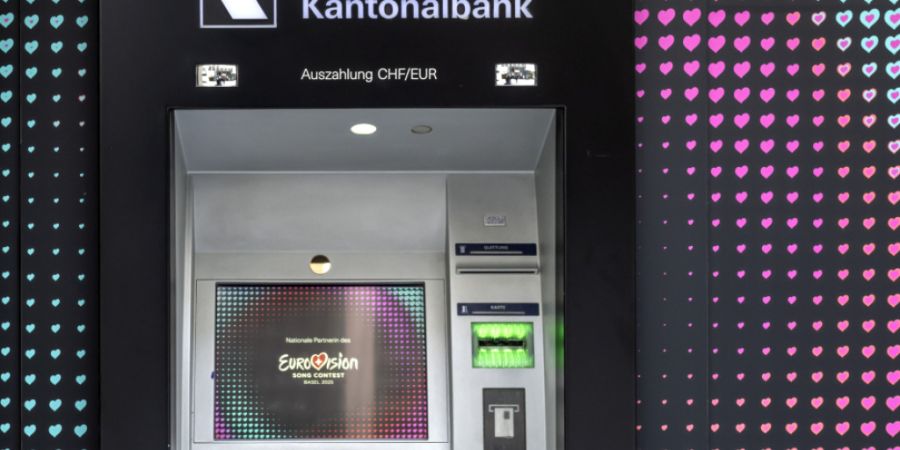 Ein Bankomat der Basler Kantonalbank im Design des Eurovision Song Contest in Basel im Mai 2025. (Archivbild)
