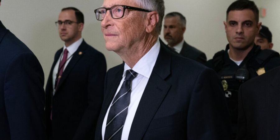 Bill Gates (M) trifft zu einem Gespräch unter Ausschluss der Öffentlichkeit mit dem House Oversight Committee ein, das gegen den verurteilten Sexualstraftäter Epstein ermittelt. Foto...