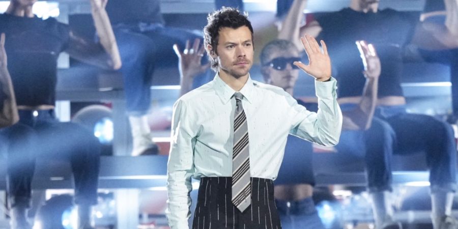 ARCHIV - Bei den Brit Awards lieferte Harry Styles zu seiner Single «Aperture» einen spektakulären Auftritt. Foto: Scott A Garfitt/Invision/AP/dpa