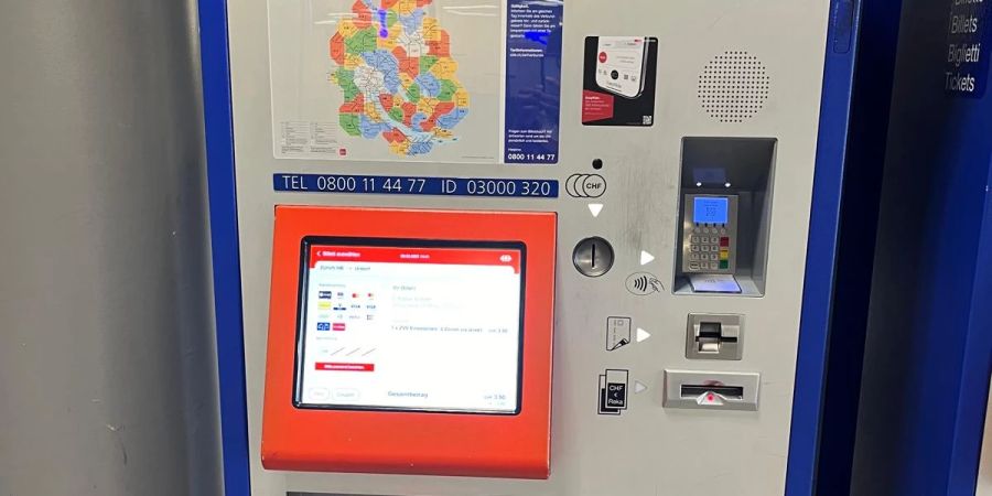 Ob Senioren ohne Smartphone oder Kinder auf Schulausflug: Neu lassen sich Fahrscheine am Automaten direkt auf die rote Karte laden.