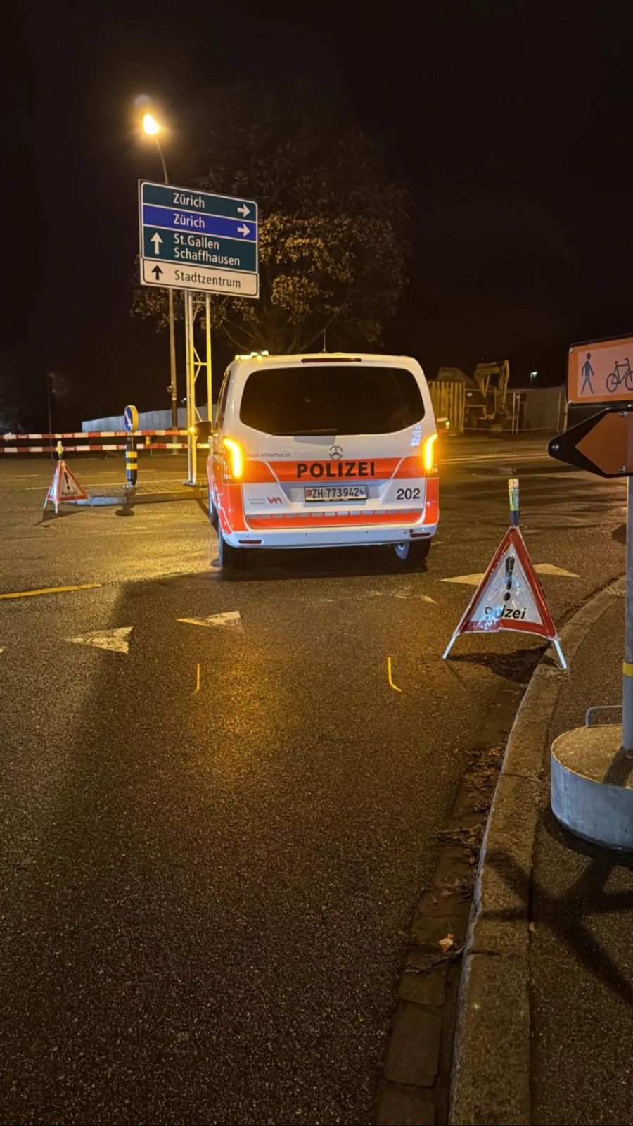 Nach Informationen der Polizei stand eine Person auf der Brücke, weshalb die Autobahn in beide Richtungen gesperrt werden musste.