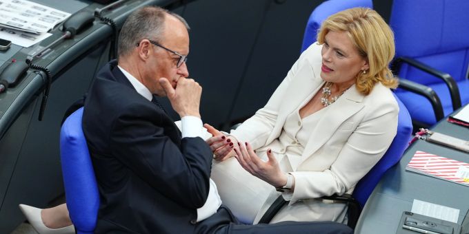 25.03.2025, Berlin: Julia Klöckner (CDU) spricht mit Friedrich Merz bei der konstituierenden Sitzung des neuen Bundestags. Bundestag - Konstituierende Sitzung