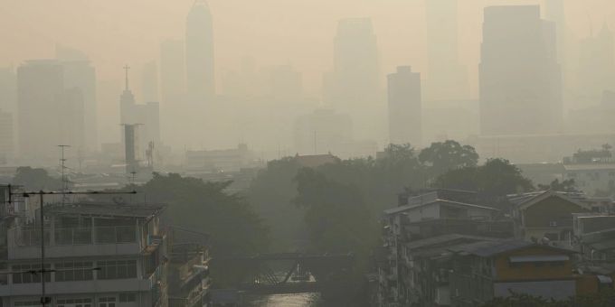 Bangkoks Skyline liegt häufig unter einer giftigen Smog-Wolke. Smog in Thailand