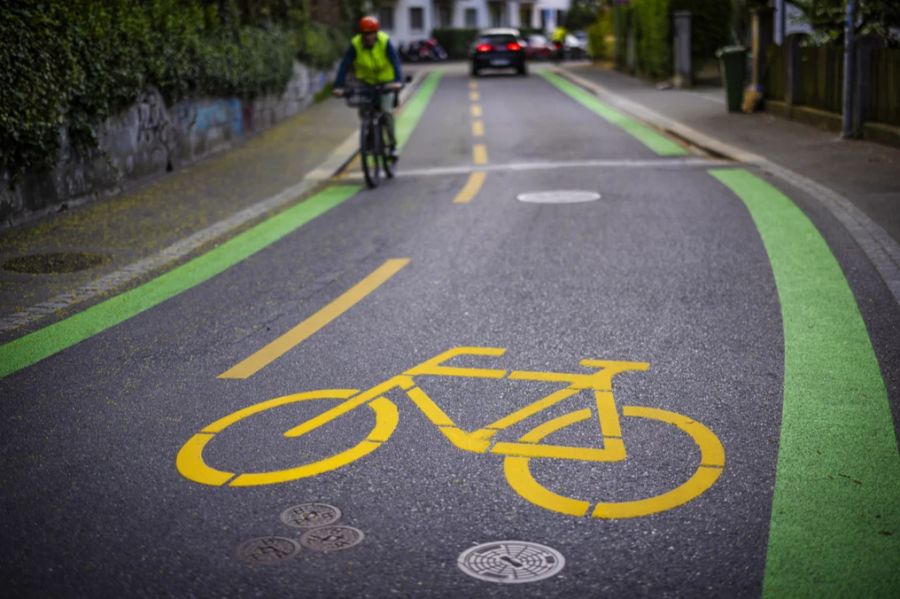 Laut den Anwohnern wird der Schulweg für die Kinder durch die Velovorzugsroute gefährlicher. Bereits jetzt habe es rücksichtslose Velofahrer. (Bild von der Mühlebachstrasse)