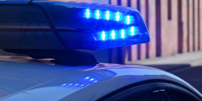 Ein sächsischer Polizist ist bei einem Einsatz in Lauchhammer im Süden Brandenburgs von einem Auto erfasst und getötet worden. (Symboöbild) polizist