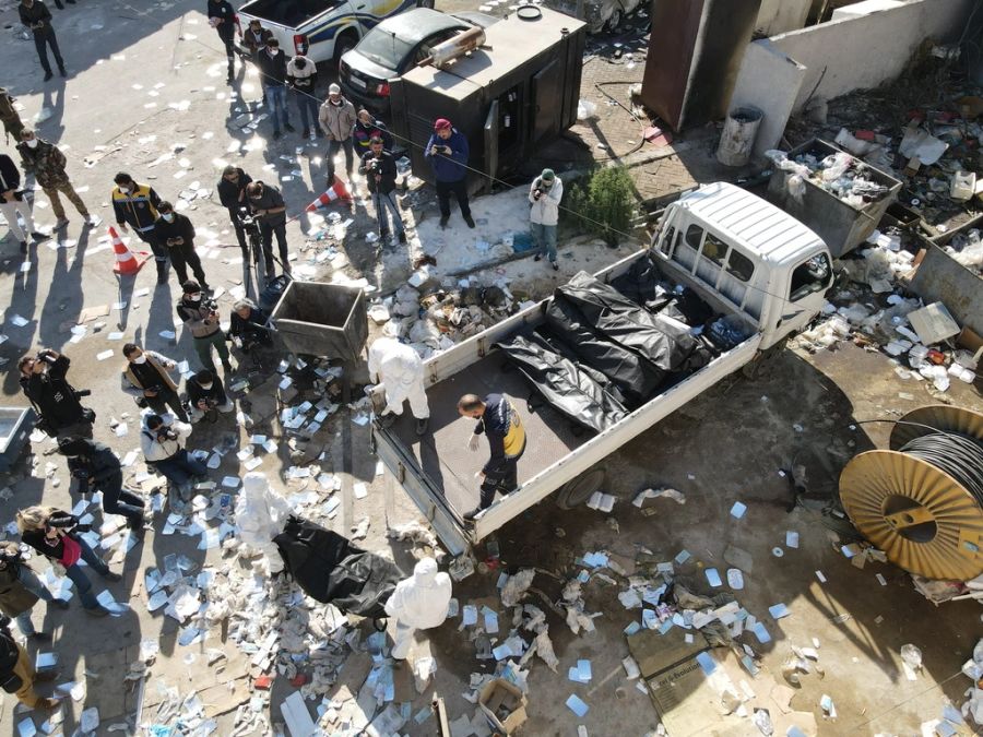 Zurzeit werden auch über der Erdoberfläche noch zahlreiche Leichen entdeckt. So auch hier im Sayyida Zeinab Distrikt von Damaskus, Syrien.