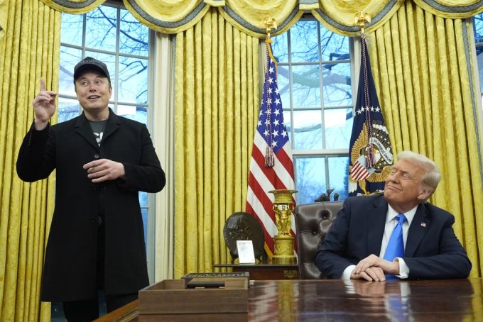 Die Nähe zu US-Präsident Trump lässt Italien offenbar geplante Geschäfte mit Elon Musks Starlink überdenken. (Archivbild) Trump Musk Italien Starlink