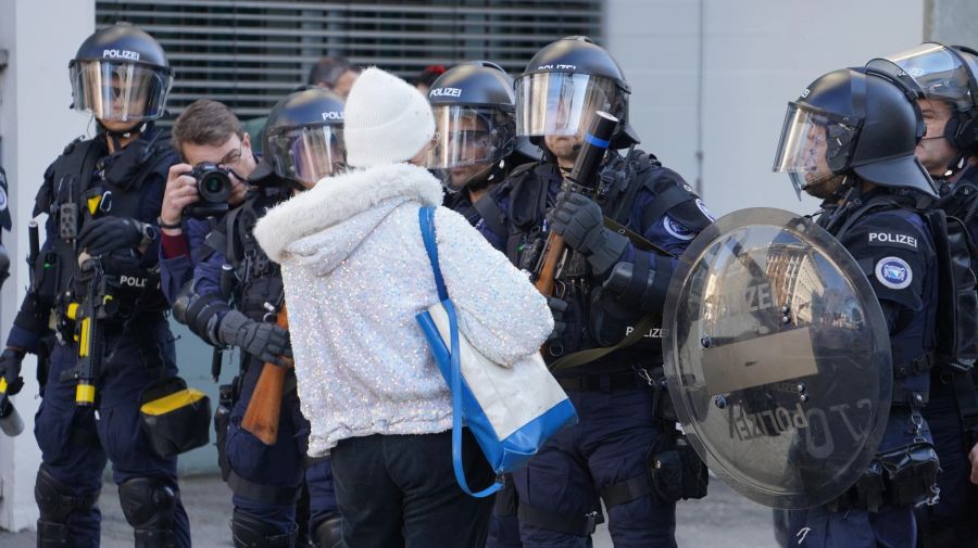 Am frühen Nachmittag hatte die Polizei noch angekündigt, die Demo zu dulden, solange sie friedlich bleibt.