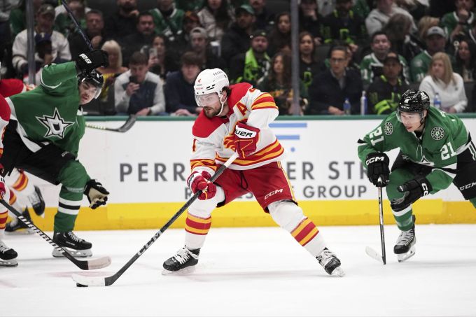 Lian Bichsel (li.) siegt mit den Dallas Stars in der NHL gegen die Calgary Flames. Lian Bichsel NHL Dallas