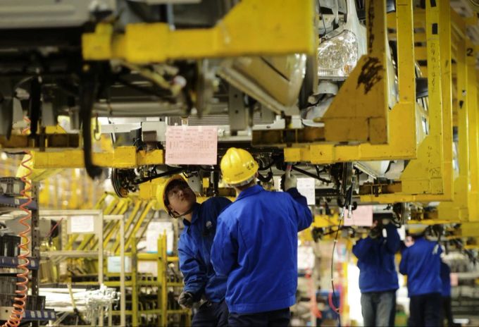 Tesla und andere Autohersteller klagen: In China produzierte E-Autos sollen in Zukunft extra versteuert werden. china tesla
