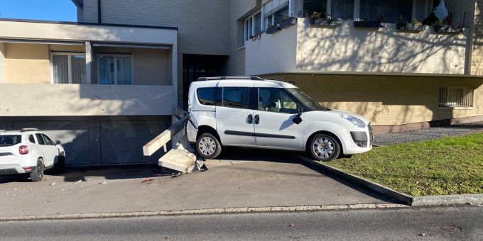 In Oberwil bei Zug krachte ein ungesichertes Auto in eine Mauer. Ungesichertes Auto rollt