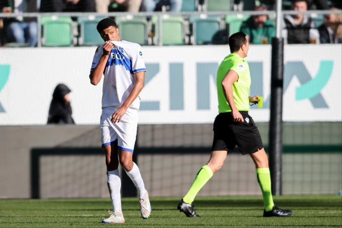 Lausannes Karim Sow verlässt das Spielfeld, nachdem er im Spiel gegen den FC St.Gallen vom Platz fliegt. FC St.Gallen