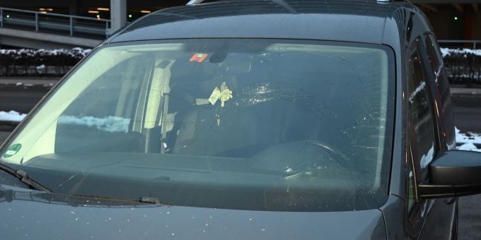Von Brücke aus - Jugendliche bewerfen Fahrzeug auf Autobahn mit Stein