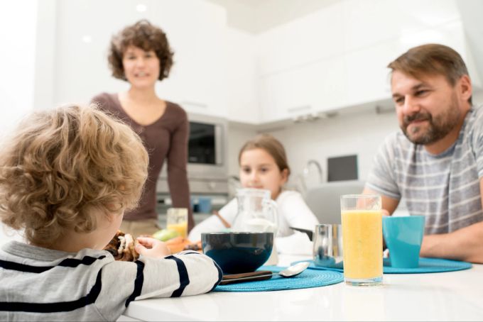 Häufig sind Kreativität und Flexibilität gefragt, um den Nachwuchs fürs gemeinsame Essen am Tisch zu begeistern. Familie am Esstisch