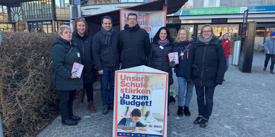 Gruppenfoto draussen Plakat Fussgängerzone