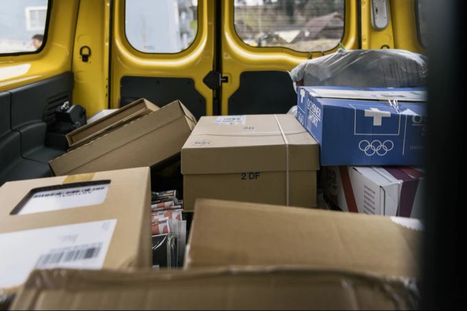 Das gestohlene Paket mit E-Zigaretten-Caps hatte einen Wert von 131,10 Franken. (Symbolbild) Postauto mit Paketen Symbolbild