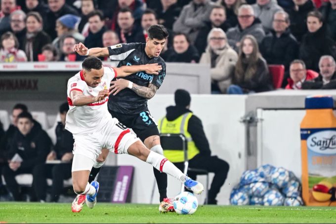 Stuttgarts Jamie Leweling (l) im Duell gegen Leverkusens Piero Hincapie (r). Bundesliga Stuttgart