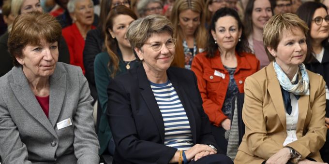 Die Beraterin von Viola Amherd (Mitte), Brigitte Hauser-Süess (links), reagiert auf die Kritik an ihrem Honorar. viola amherd