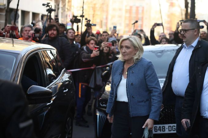Marine Le Pen verliess am Montag das Gerichtsgebäude noch vor der Verkündigung des Urteils. Marine Le Pen