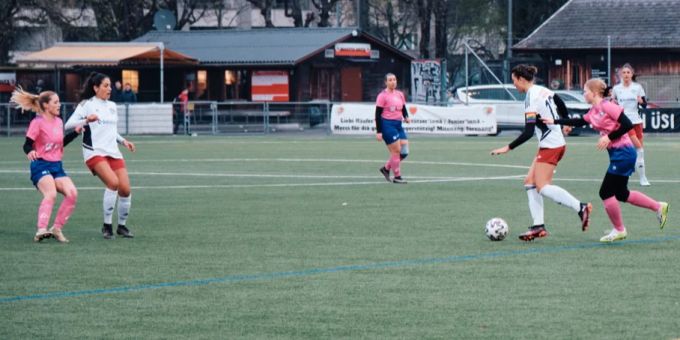 Ilaria Castignetti (links) und Lydia Dubach (am Ball rechts) während dem Spiel gegen den FC Kirchberg. fc breitenrain
