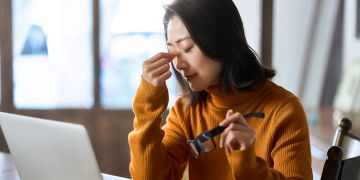 frau am pc mit müden augen
