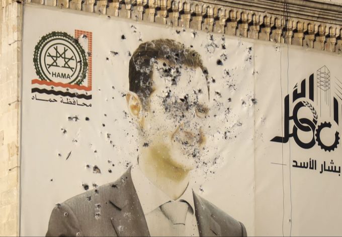 In Syrien zeigt sich der Frust der Bevölkerung. Hier ein Bild von Assad mit einschusslöchern.