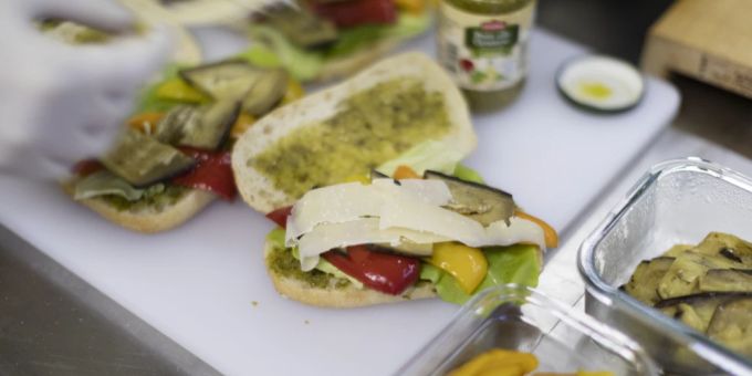 In dem Sandwich sollen sich Cashewkerne befunden haben, auf die die Studentin allergisch reagierte (Symbolbild). Studentin Sandwich