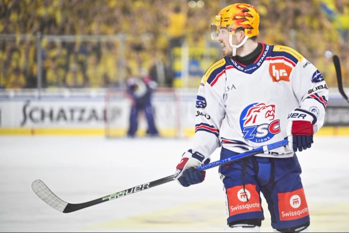 Jesper Fröden trifft für den ZSC. Jesper Fröden