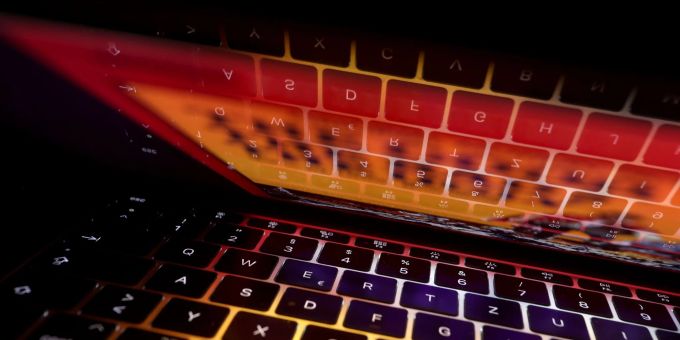 Bei Chefbetrug handelt es sich um eine Betrugsmasche, die sich Internet-Kriminelle zunutze machen, um Angestellte dazu zu bringen, hohe Geldsummen zu überweisen. (Symbolbild) Laptop