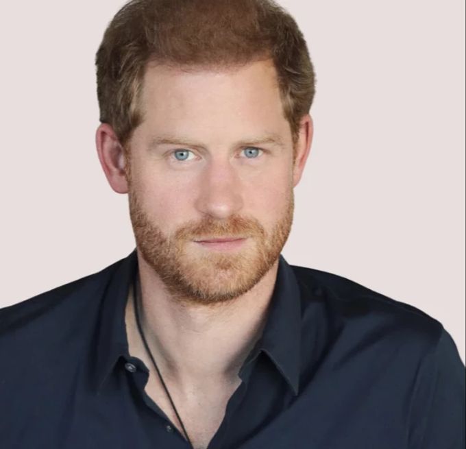 Hier präsentiert sich Prinz Harry mit einem ungeahnten Haarvolumen. Kahle Stellen sind kaum sichtbar. Prinz Harry