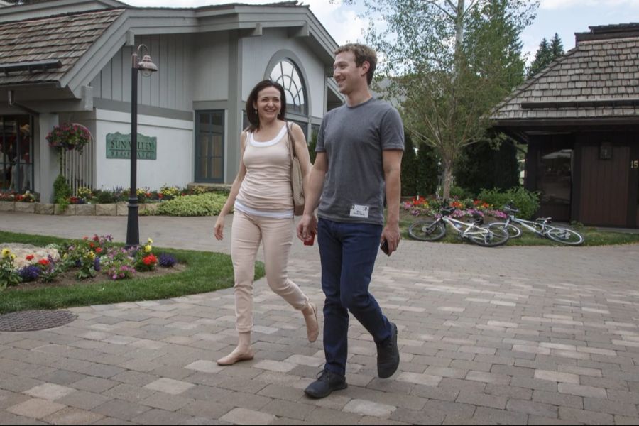 In ihrer Position stand sie in Kontakt zu Führungspersonen wie CEO Mark Zuckerberg (rechts) und COO Sheryl Sandberg.