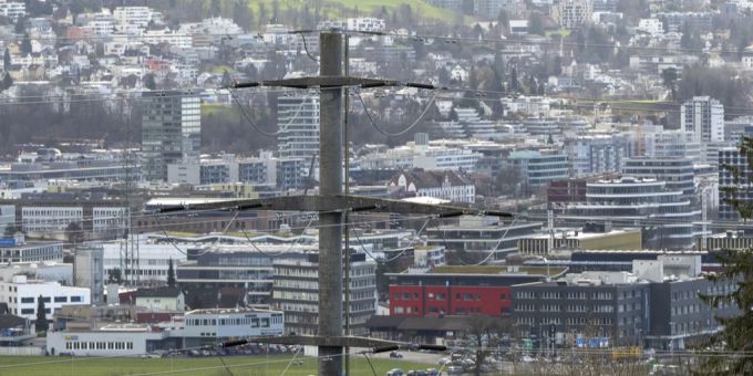 Eine Stromleitung in der Stadt Zug. Stromleitung