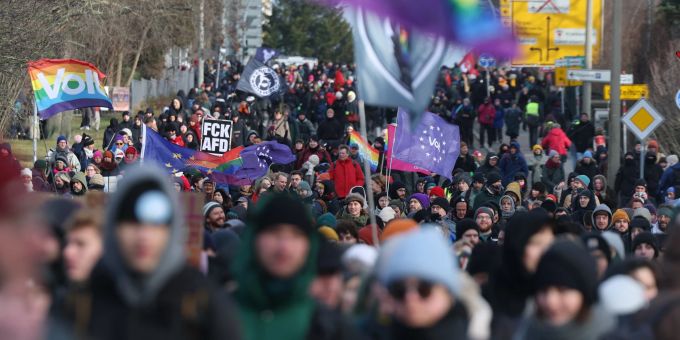 Demonstranten protestieren gegen den Bundesparteitag der AfD in Riesa. AfD-Parteitag Riesa - Proteste