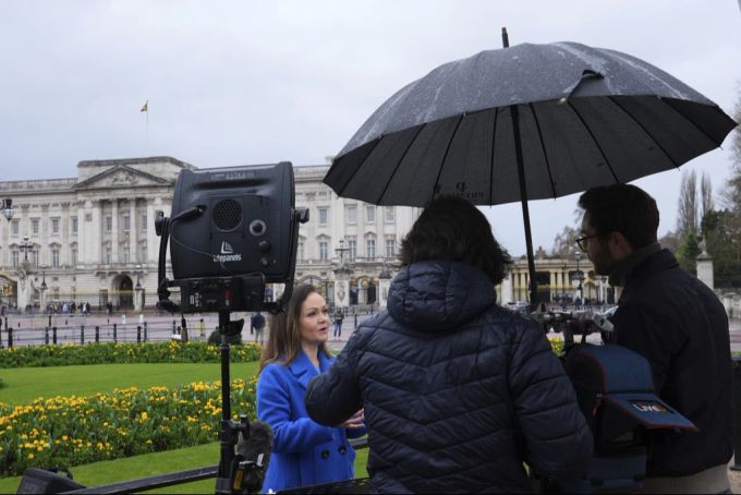 Die Spital-Nachricht von Charles löste Besorgnis aus. Eine Reporterin vor dem Buckingham-Palast. King Charles