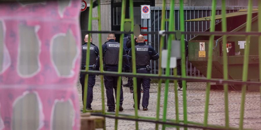 Justizbeamte stehen im Innenhof des Amtsgerichts Bielefeld. Dort in der Nähe fielen am Mittwoch Schüsse. (Archivbild)