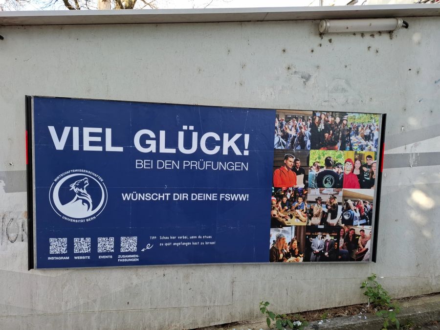 Vor der Universität Bern hängt momentan dieses Plakat.