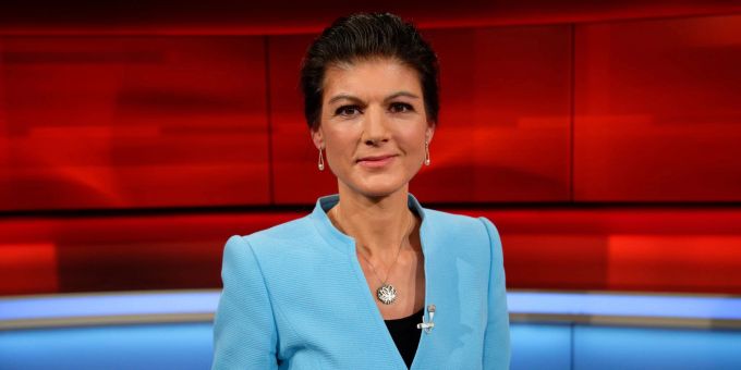 Sarah Wagenknecht ist bekannt für ihre besonderen Kostüme. Aber sie kann sich auch über selbstgestrickte Socken freuen. (Archivbild) Sarah Wagenknecht ist bekannt für ihre besonderen Kostüme. Aber sie kann sich auch über selbstgestrickte Socken freuen. (Archivbild)