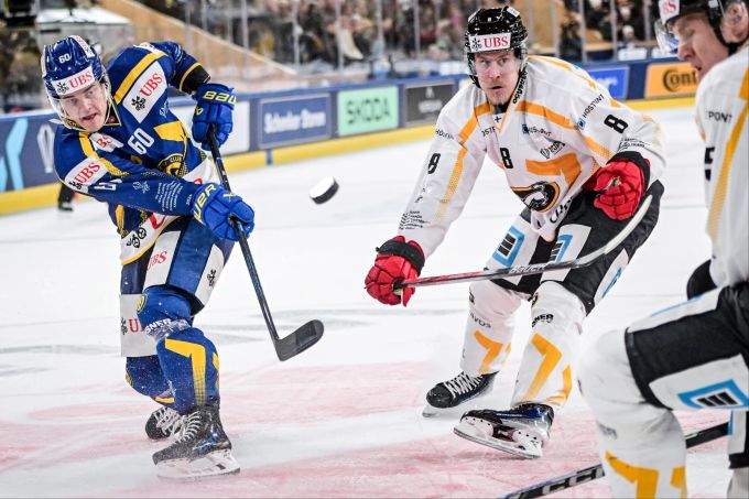 Julius Honka vom HC Davos schiesst im Spiel gegen Kärpät Oulu. HC Davos