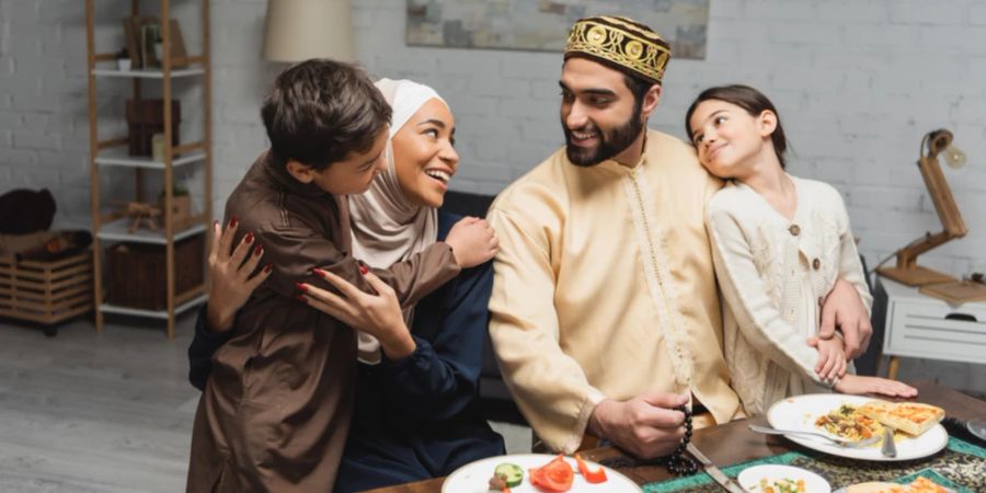 Familie Ramadan Fastenbrechen Tisch Mahlzeit